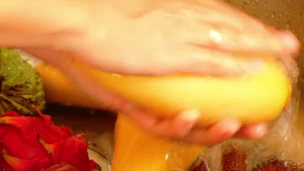 Gelbe Mango waschen — Stockvideo