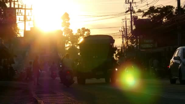 Tayland günbatımı araba trafik. yüksek hızda çekim. — Stok video