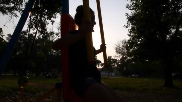 Sportvrouw Sport doet bij zonsondergang in de zomer. Fitness en een gezonde levensstijl. — Stockvideo