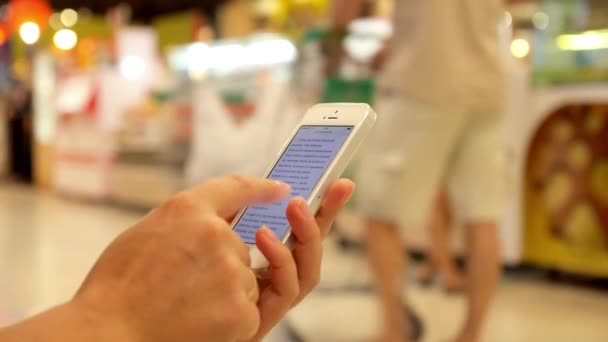 Mãos usando Smartphone com tela brilhante — Vídeo de Stock