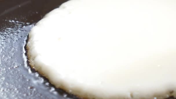 Közelkép a csepp pogácsa vagy palacsinta sütés Forró vajban. — Stock videók
