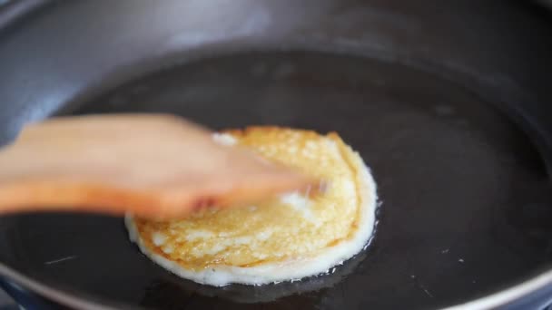 パンケーキ、クレープ、フライパンにフラップジャックを作る — ストック動画