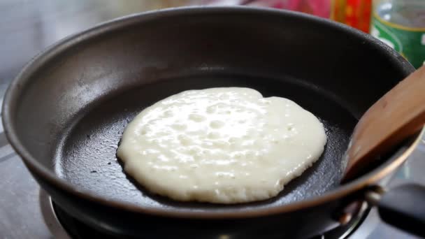 Koekenpan met pannenkoeken — Stockvideo