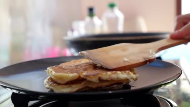 Freír panqueques para un sabroso desayuno saludable — Vídeo de stock