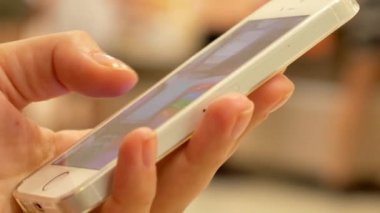 Kadın el dokunmadan ekran bir cep telefonu kapat