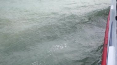 Deniz tekne bulutlu havalarda denize yelken. Ağır çekim.