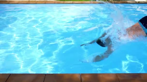 Mann taucht in privatem Schwimmbad. Zeitlupe. — Stockvideo