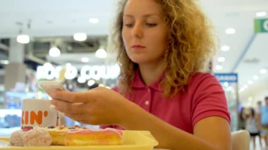 Cafe içme kahve ve manifatura ileti telefon ile kadında