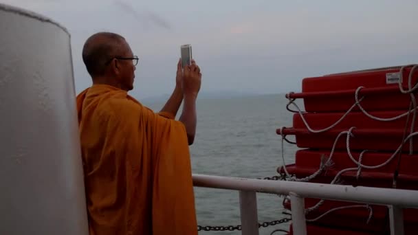 Ταϊλάνδη, Koh Samui, Δεκεμβρίου 2014 - βουδιστής μοναχός Πάρτε μια εικόνα της θάλασσας που χρησιμοποιούν Smartphone — Αρχείο Βίντεο