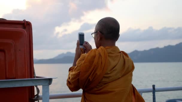 Thaiföld, Koh Samui, December 2014 - ember vesz egy képet a telefon tenger vitorlázás. — Stock videók