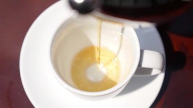 Kadar çay bir fincan masada, yakın dökme