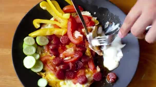Тімелапс з їжею смажених яєць з ковбасками та овочами — стокове відео