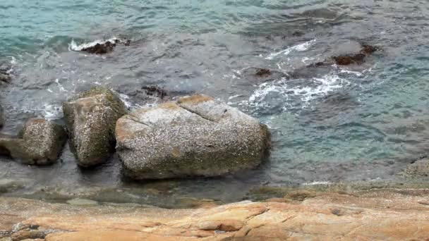 Olas cayendo sobre una costa rocosa — Vídeos de Stock