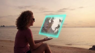 Kız kullanım fütüristik Hologram arabirimi. Video izlerken. Yüksek teknoloji kavramı.