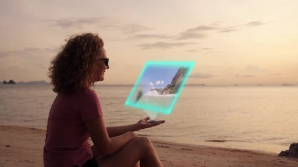 Žena, sledování videa s futuristickou Hologramic mediální zařízení. Hi-Tech koncepce. — Stock video