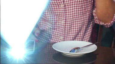 Kadın akıllı telefon yeni animasyon mesaj olsun. Fütüristik Hologram Interfase. Yüksek teknoloji kavramı.