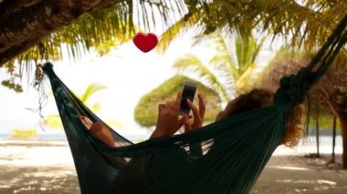 Smartphone toplamak kadınla bir hamakta rahatlatıcı seviyor. Uçan Animasyon 3d kalp sembolleri. Sosyal medya kavramı.