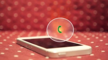 Akıllı telefon üzerinde sıcak acil çağrı. Yangında animasyon arama simgesi.