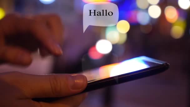 Chatten mit dem Smartphone in der Nacht Stadt. Animationsnachricht senden und erhalten. — Stockvideo