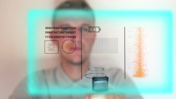 Verwenden futuristische Hologramm-Schnittstelle. Virtuelles High-Tech-Konzept. — Stockvideo