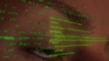 Bilgisayar programcısı fütüristik Hologramic ekranda kodlama