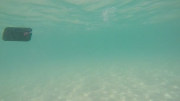 Smartphone tombant dans l'eau — Video