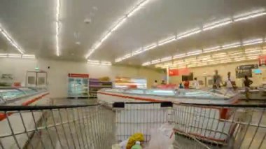 Tayland, Koh Samui, 05.25.2015 - süpermarkette. Alışveriş sepeti ile adam. Zaman atlamalı