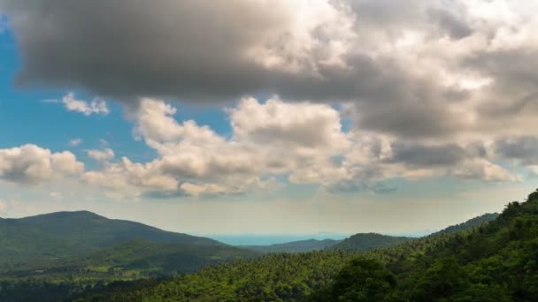 4K Time lapse. Vue imprenable depuis le sommet d'une montagne jusqu'à la mer. Nuages en mouvement — Video