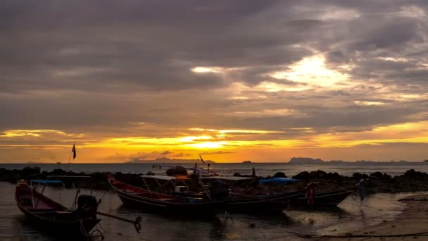 4K. Time Lapse. Barcos tailandeses tradicionales en la playa del atardecer . — Vídeos de Stock