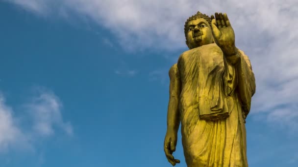 4 k časová prodleva. Zlatý Buddha socha na modrou oblohu s mraky — Stock video