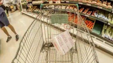 Tayland, Koh Samui, 05.25.2015 - alışveriş sepeti süpermarket ile adam. 4 k. zaman atlamalı
