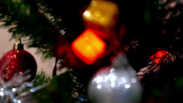 Close up van gedecoreerde kerstboom. — Stockvideo