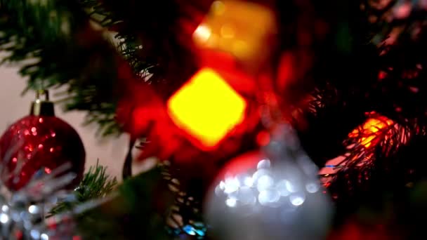 Vértes karácsonyi jelenet a fa ajándékok és jelzőfények.