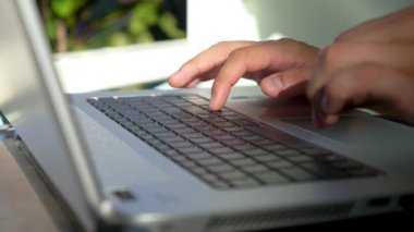 metin üstünde a laptop klavye yazarak eller