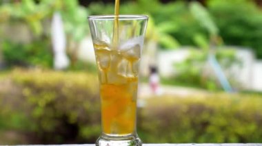 Soğuk suyu cam terasta açık havada dökme.