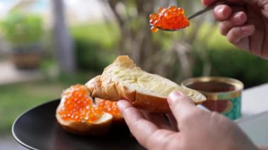 Kırmızı havyar ile sandviç yapma. Kutlama Snack.