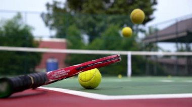 toplar kil tenis kortunda tenis raketi