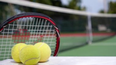 Spor ve sağlıklı yaşam konsepti. Tenis raketi topları ile.