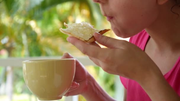 Comer tostadas y beber café o té — Vídeo de stock