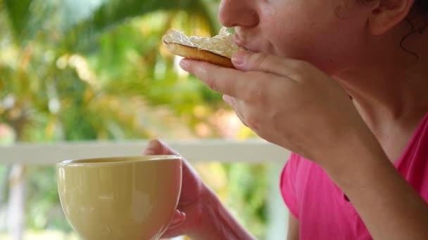 Snídaně mladé ženy - kávu a Toast. Zpomalený pohyb. — Stock video