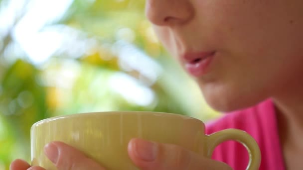 Žena se těší šálek uvařené horkého čaje. Zpomalený pohyb. — Stock video