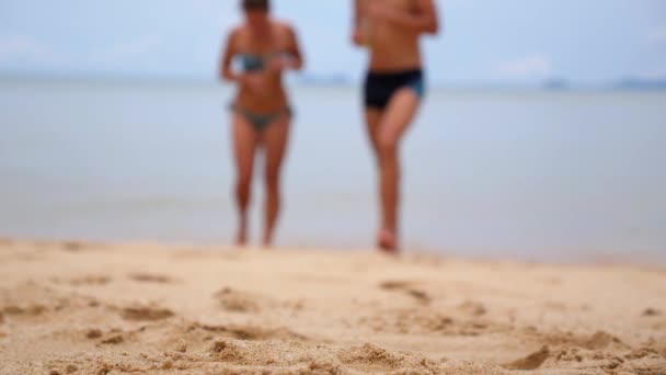 Jovem casal bebendo suco fresco com limão na praia . — Vídeo de Stock