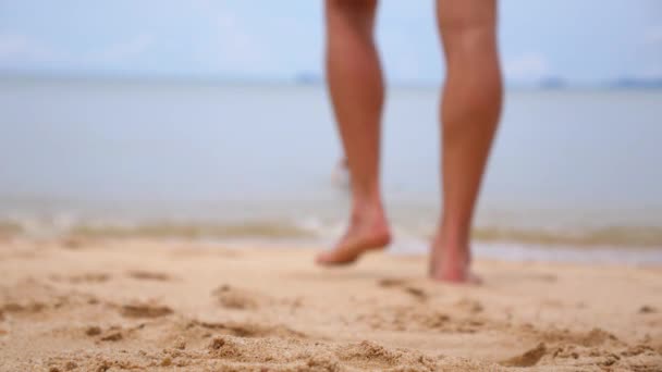 Paar mit frischen Getränken am Strand. — Stockvideo