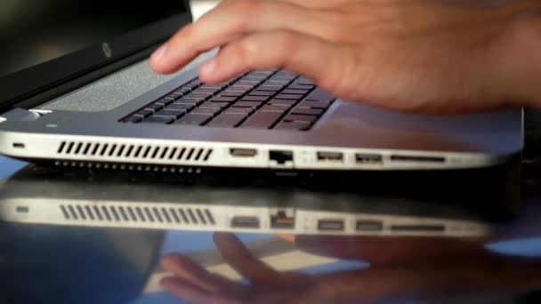 Mãos masculinas digitando no teclado do laptop. Fechar. . — Vídeo de Stock