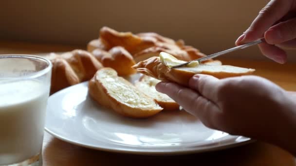 Масло на ломтике хлеба. Здоровый завтрак с молоком. Молочные продукты . — стоковое видео