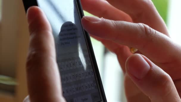 Woman Hands Writes SMS on Mobile Phone — Stock Video