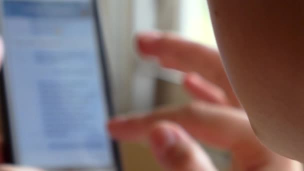 Close-up van slimme telefoon vrouwelijke gebruiken. — Stockvideo