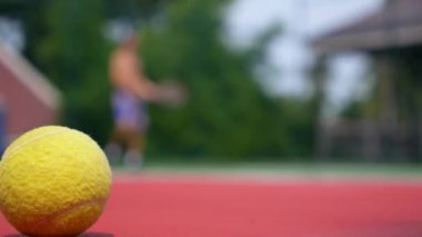 Tenis topu Kortu Net ve oyuncu odak