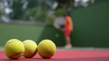 Görünümü Tenis raket ve topları Clay tenis kortunda kapatın.