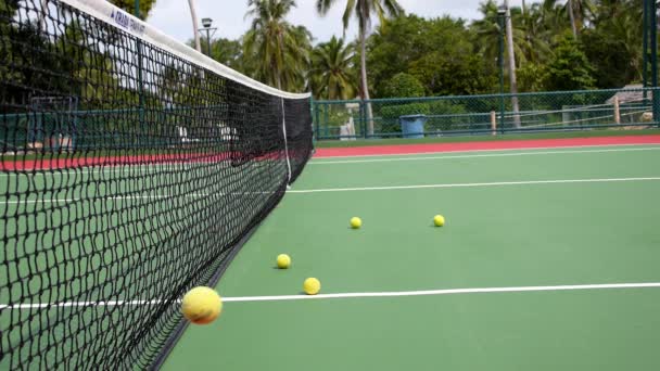 Resort tenisový klub a tenisové kurty s míčky
